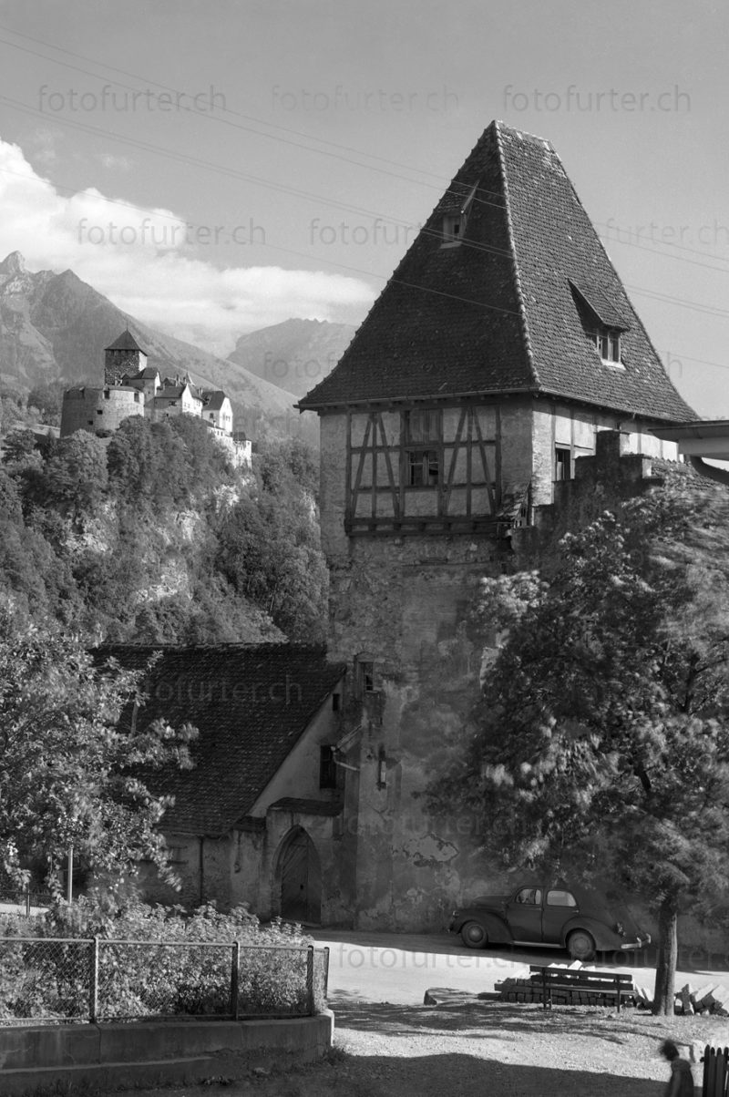 Schloss Vaduz und Turm rotes Haus Lichtenstein