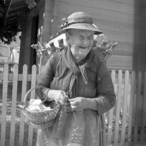 Alte Frau beim Stricken und Gehen im Wallis, fotografiert von Otto Furter