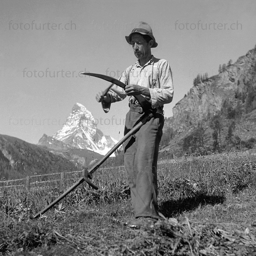 Bauer beim Heuen mit Matterhorn, historische Foto von Otto Furter