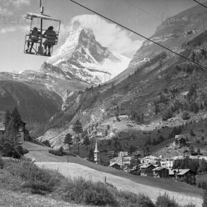 Sessellift bei Zermatt und Matterhorn im Hintergrund, historische Foto von Otto Furter