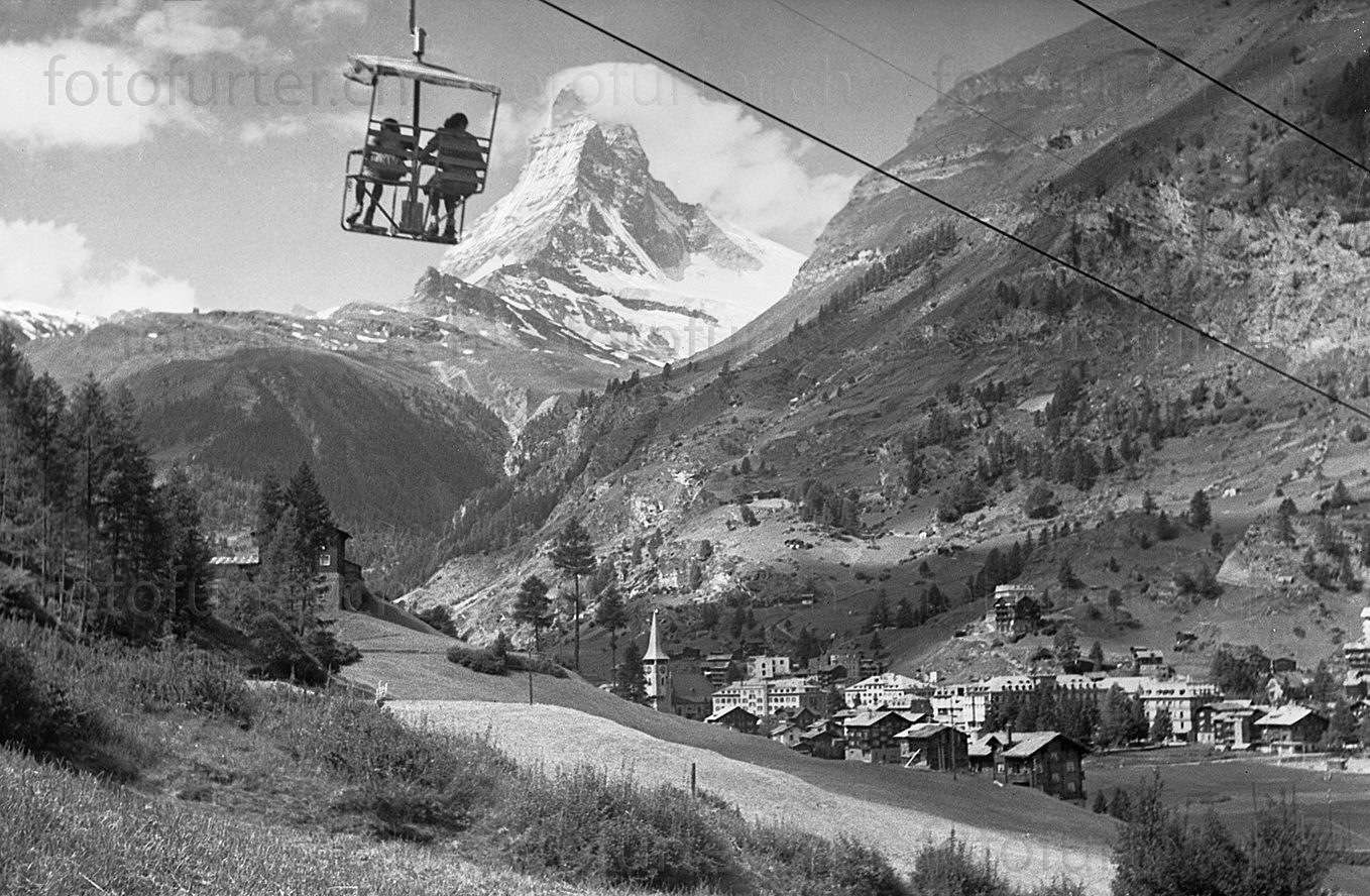 Sessellift bei Zermatt und Matterhorn im Hintergrund, historische Foto von Otto Furter