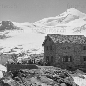 Laengfluehuette mit Gletscher bei Saas Fee, fotografiert von Otto Furter