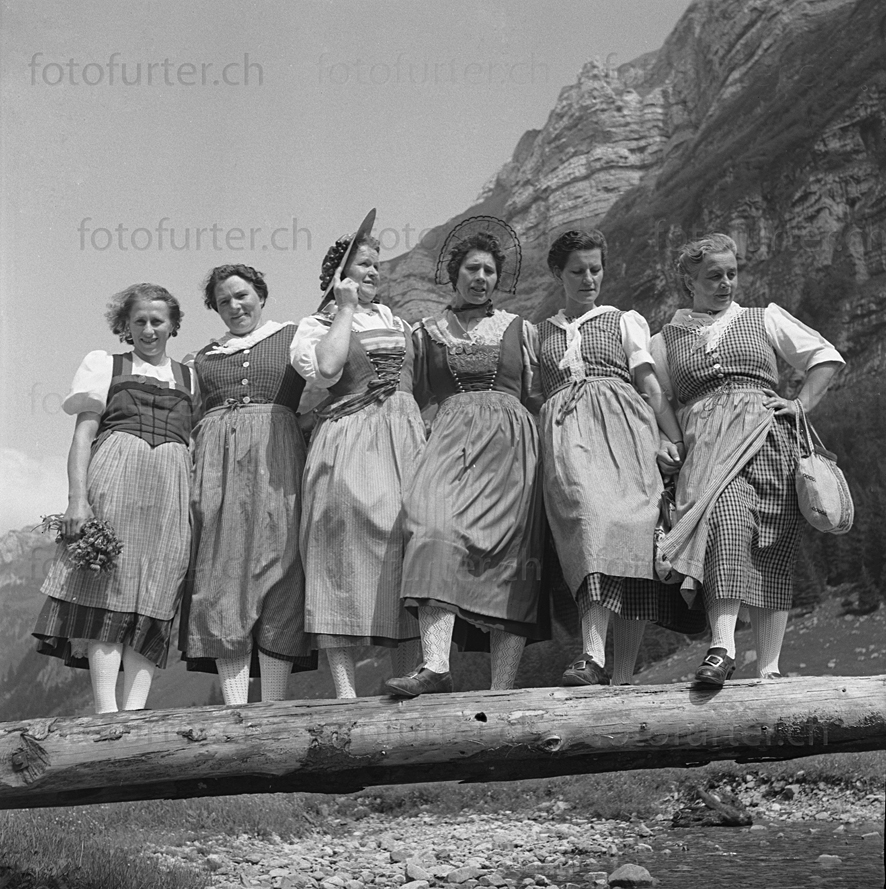 Sechs Frauen in Innerschweizer Trachten, fotografiert von Otto Furter
