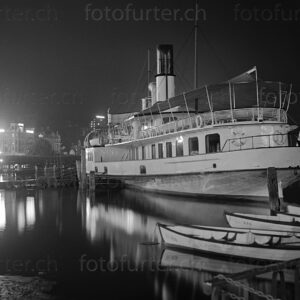 Luzern bei Nacht mit Schiff, fotografiert von Otto Furter