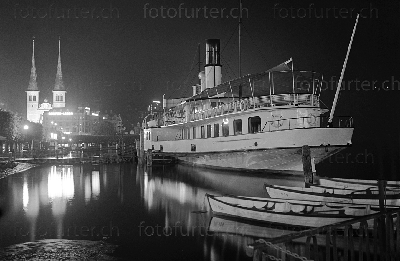 Luzern bei Nacht mit Schiff, fotografiert von Otto Furter
