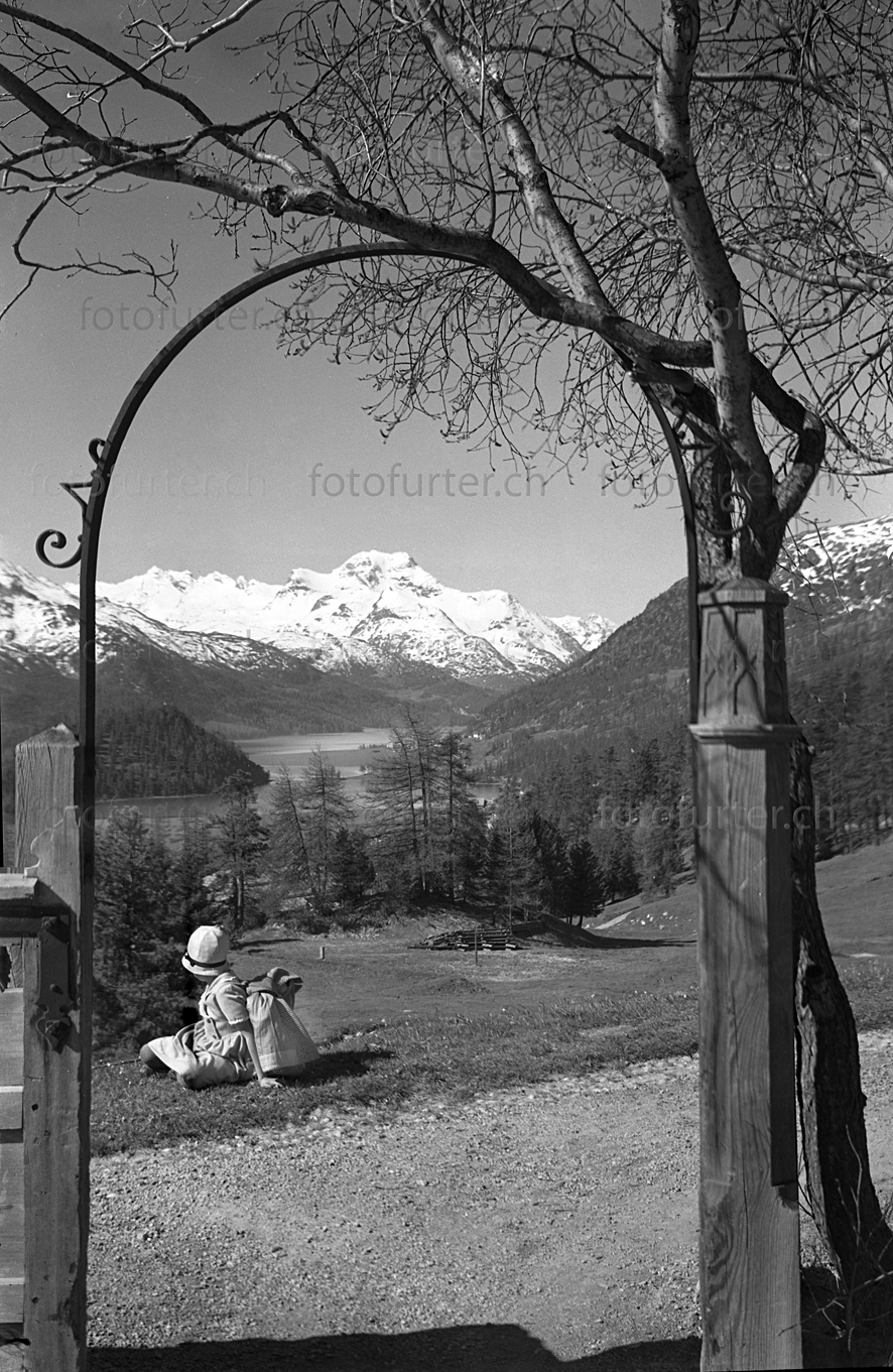 Schöner Ausblick auf die Engadiner Seen mit einem Kind im Vordergrund, historisches Archiv von Foto Furter