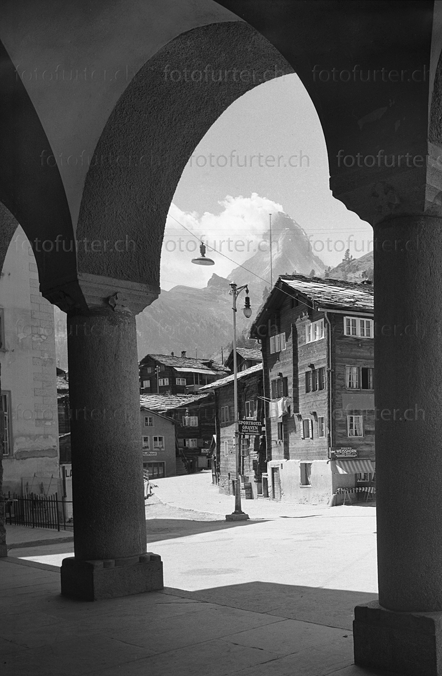 Dorfzentrum Zermatt mit Matterhorn im Hintergrund, historische Foto von Otto Furter